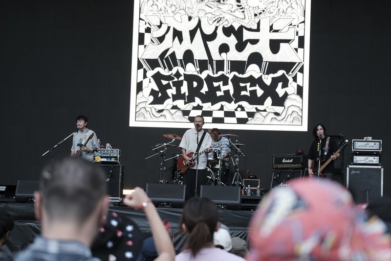 睽违两年半没在日本演出的灭火器，7月底登上日本指标性音乐祭「富士摇滚」（Fuji Rock Festival）第二大舞台「白舞台」担任开场乐团，感动直呼：「谢谢大家一路的支持，我们花了22年，终于走到这里，这真的是梦想的舞台」。（火气音乐提供）中央社记者叶冠吟传真  111年8月2日