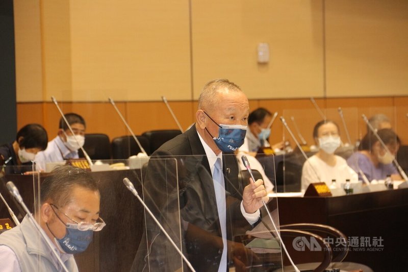 苗栗縣議會2日召開臨時會,縣議員陳光軒等人針對坤輿掩埋場抗爭流血衝突,要求縣府追究失職人員責任,並要縣長徐耀昌道歉;徐耀昌(前右)表示,對本案態度始終是秉公處理。中央社記者管瑞平攝 111年8月2日