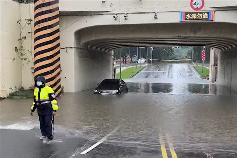 台南市2日上午出現雨勢,北區小東地下道一度積水約50公分,一輛自小客車在警方管制前駛入受困。(讀者提供)中央社記者楊思瑞台南傳真 111年8月2日