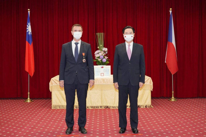 外交部長吳釗燮（右）頒贈捷克經濟文化辦事處代表朗樂（Patrick Rumlar）（左）特種外交獎章。（外交部提供）中央社記者黃雅詩傳真  111年8月2日