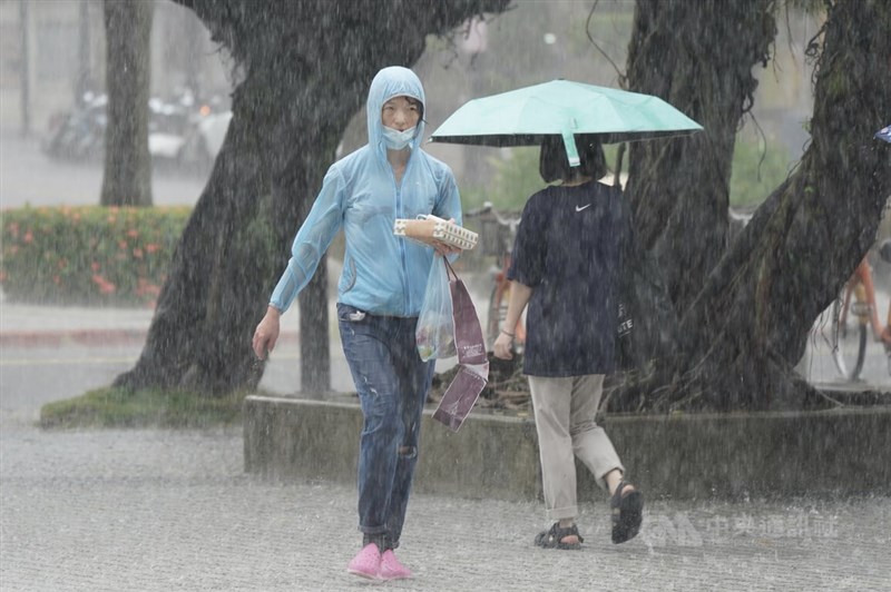 中央氣象局2日針對雙北等6縣市發布大雨特報。圖為台北市北投區有民眾冒雨行走。中央社記者徐肇昌攝 111年8月2日