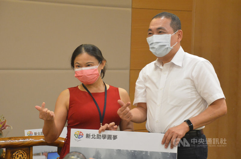 新北市總統教育獎得主2日參訪新北市政府,罹患小兒痲痺的台北海洋科技大學健康照顧社會工作系學生邱美慧(左)挑戰自我,參加輪椅舞蹈比賽屢獲佳績,獲市長侯友宜(右)肯定。中央社記者黃旭昇新北攝 111年8月2日