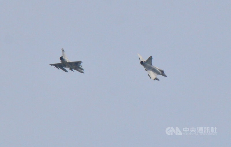 空軍台東志航基地2日上午罕見沒有進行任何戰機起降和例行訓練任務,10架支援的幻象戰機進駐待命。中央社記者盧太城台東攝 111年8月2日