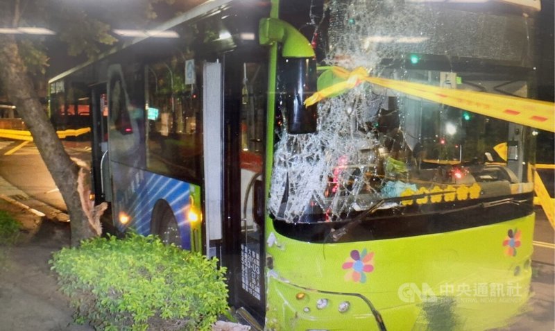 台北市北投區天母北路1日深夜發生公車自撞路樹事件,幸好61歲黃姓駕駛和車上2名乘客均未受傷,警方獲報到場初步排除酒駕。(翻攝照片)中央社記者黃麗芸傳真 111年8月2日