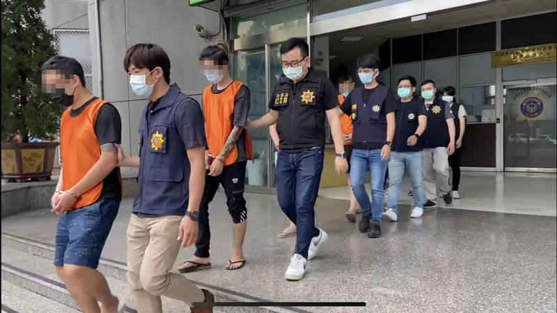 古姓男子為首的洗錢集團在高雄新興區架設水房,替越南博奕網站收款、出款,從中抽成獲利上千萬元。檢警搜索逮捕12人,其中5名成員訊後遭雄檢聲押獲准。(刑事局南部打擊犯罪中心提供)中央社記者洪學廣傳真 111年8月2日
