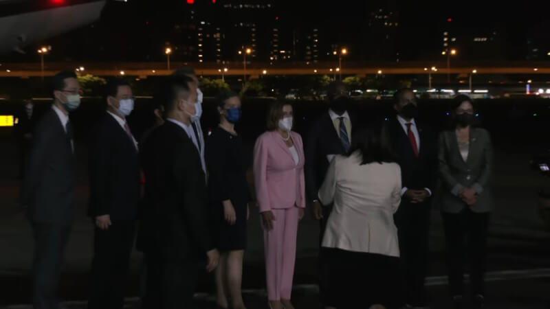 美國眾議院議長裴洛西(後右4)2日晚間抵台,外交部長吳釗燮(後左2)代表政府前往松山機場接機,美國在台協會處長孫曉雅(後右5)也在現場陪同。(外交部提供)