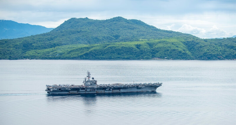 美國海軍尼米茲級核子動力航空母艦雷根號已經穿越南海，目前正在台灣東部海域展開「例行性」部署。圖為雷根號日前通過菲律賓以東的聖伯納地諾海峽。（圖取自facebook.com/USPacificFleet）