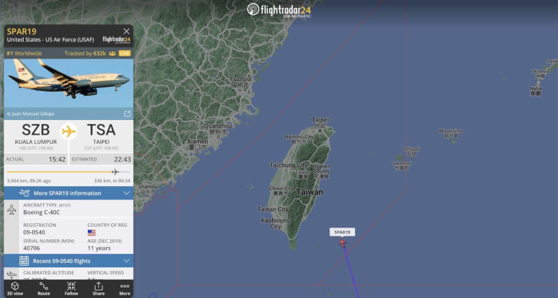 裴洛西專機2日晚間10時44分抵達松山機場。（圖取自twitter.com/flightradar24）