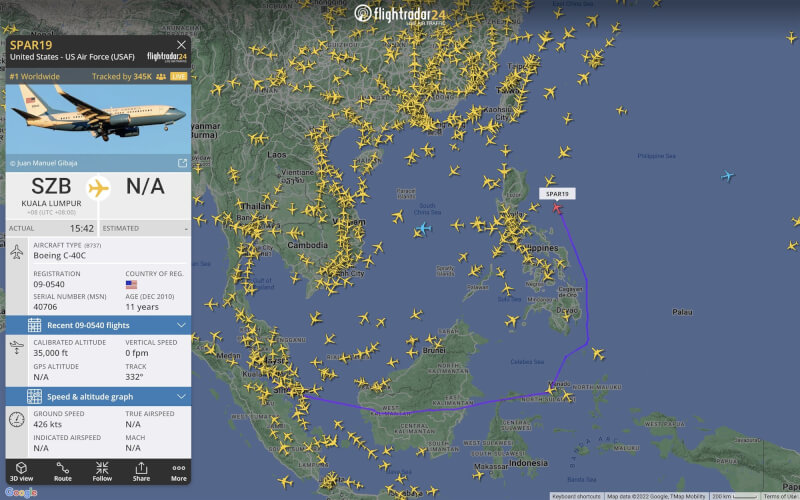 美國聯邦眾議院議長裴洛西為避免訪台行程遭中共威脅干擾，專機2日特地往東飛行，再轉北沿菲律賓海北上前往台灣。（圖取自twitter.com/flightradar24）