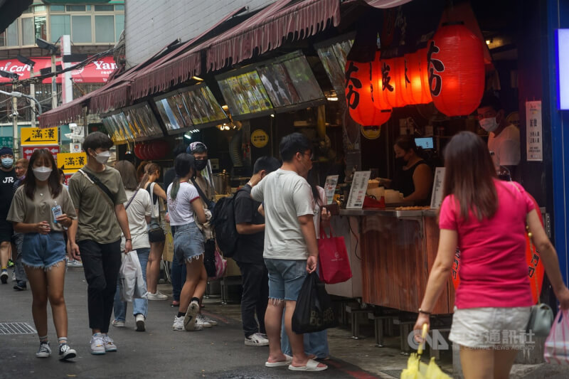 圖為1日下午台北市西門町商圈小吃店家有不少遊客前往消費。(中央社檔案照片)