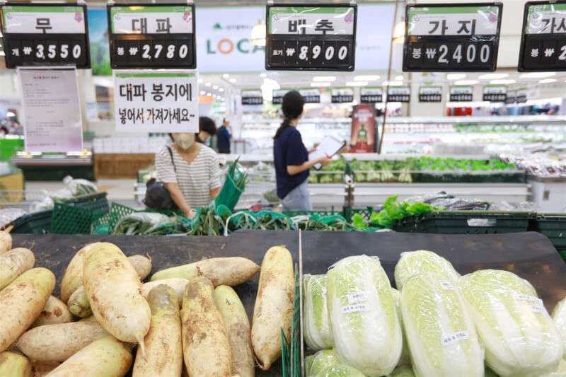 韓國消費者物價指數連續兩個月突破6%，7月年增率6.3%更創下亞洲金融危機後1998年底以來最大增幅紀錄。圖為民眾2日在韓國大邱超市選購商品。（韓聯社）
