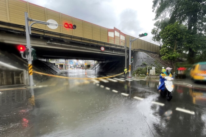 氣象局2日更新豪雨特報,台南市永康區中正路靠近國道1號涵洞附近道路積水,警方動員管制。(永康警分局提供)中央社記者楊思瑞台南傳真 111年8月2日