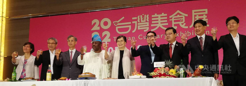 台灣美食展2日舉行展前記者會,台灣觀光協會會長葉菊蘭(中)出席,並以「田螺含水過冬」形容觀光業受疫情影響陷入低潮,現在終將走出陰霾,盼美食展帶來產業復甦。中央社記者汪淑芬攝 111年8月2日