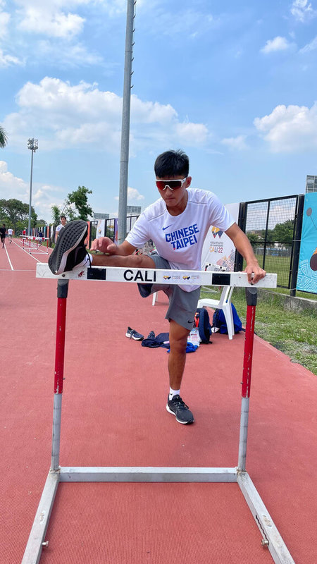 2022年U20世界青年田徑錦標賽今年在哥倫比亞的卡利舉行，年僅16歲的台灣跨欄小將謝元愷（圖）2日在男子110公尺跨欄出賽，飆出13秒75取得分組第1，順利挺進3日的準決賽。（田徑協會提供）中央社記者龍柏安攝  111年8月2日