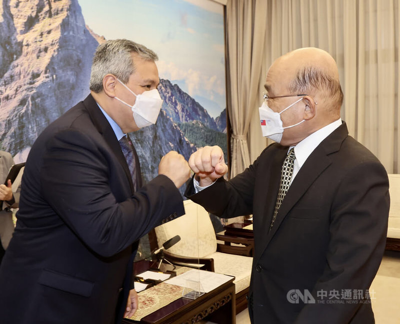 行政院長蘇貞昌(右)2日下午在行政院接見「中美洲銀行(CABEI)總裁摩西訪問團」,與摩西(Dante Mossi)(左)碰拳致意,歡迎訪團來台訪問。中央社記者張皓安攝 111年8月2日