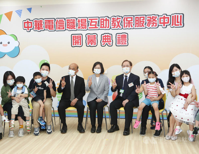 中華電信職場互助教保服務中心2日開幕,總統蔡英文(中)與行政院長蘇貞昌(左5)及中華電信董事長謝繼茂(右5)到場見證,並與家長及孩童們合影留念。中央社記者王騰毅攝 111年8月2日