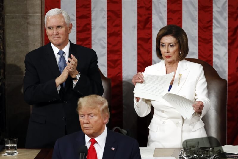 2020年2月4日,時任美國共和黨籍總統川普(前)發表國情咨文演說,結束時民主黨籍眾院議長裴洛西(後右)立刻撕毀川普演說文稿。後左為時任副總統彭斯。(美聯社)