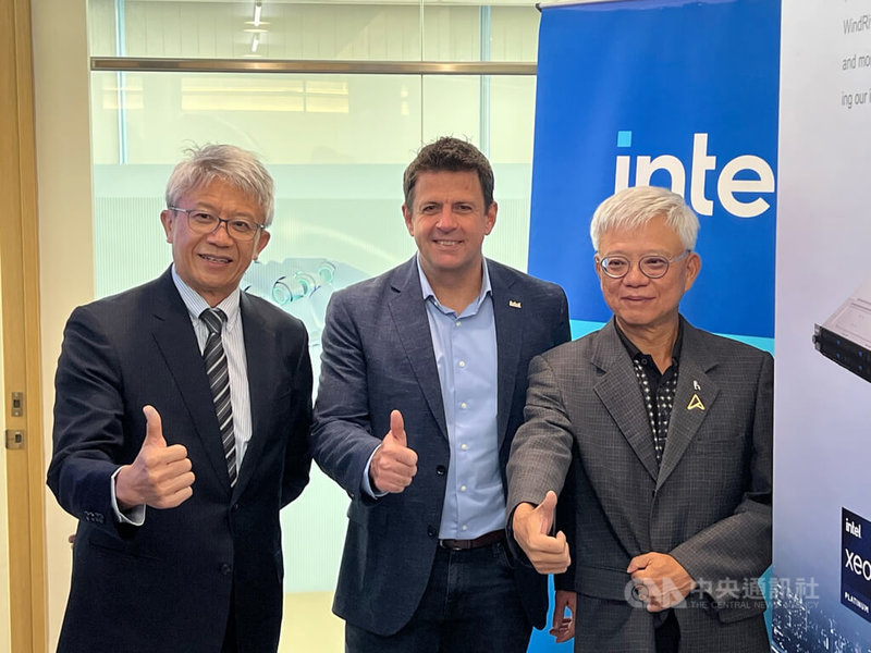 台智雲、英特爾、台灣大哥大和華碩3日共同舉辦5G AI Ready Platform發布暨共創實驗室啟動儀式,左起為華碩營運長暨台智雲董事長謝明傑、英特爾公司亞太暨日本區總經理朗恩(Steven A. Long)、華碩副董事長徐世昌。中央社記者吳家豪攝 111年8月3日