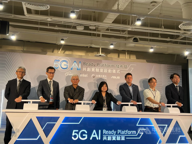 台智雲、英特爾、台灣大哥大和華碩3日共同舉辦5G AI Ready Platform發布暨共創實驗室啟動儀式，整合AI HPC高速運算雲端服務、5G專網與AI邊緣運算等3大關鍵核心技術，推出雲網合一整合平台解決方案。中央社記者吳家豪攝 111年8月3日
