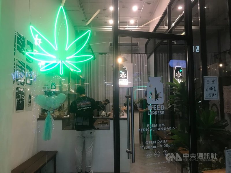 圖為8月曼谷街頭許多商家販賣大麻相關產品。（中央社檔案照片）