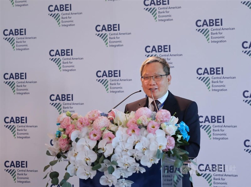 台灣加入中美洲銀行（CABEI）30週年暨駐台國家辦事處成立1週年慶祝活動，以及中美洲銀行與財政部共同記者會3日同步登場，財政部長蘇建榮（圖）出席致詞。中央社記者王飛華攝 111年8月3日