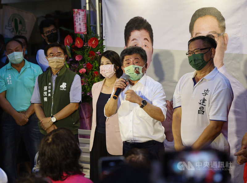 民進黨台北市長參選人陳時中(右2)3日晚間到內湖,與同黨市議員李建昌(右)一同出席「阿中與你相見歡」活動,為年底選舉宣傳造勢。中央社記者王飛華攝 111年8月3日