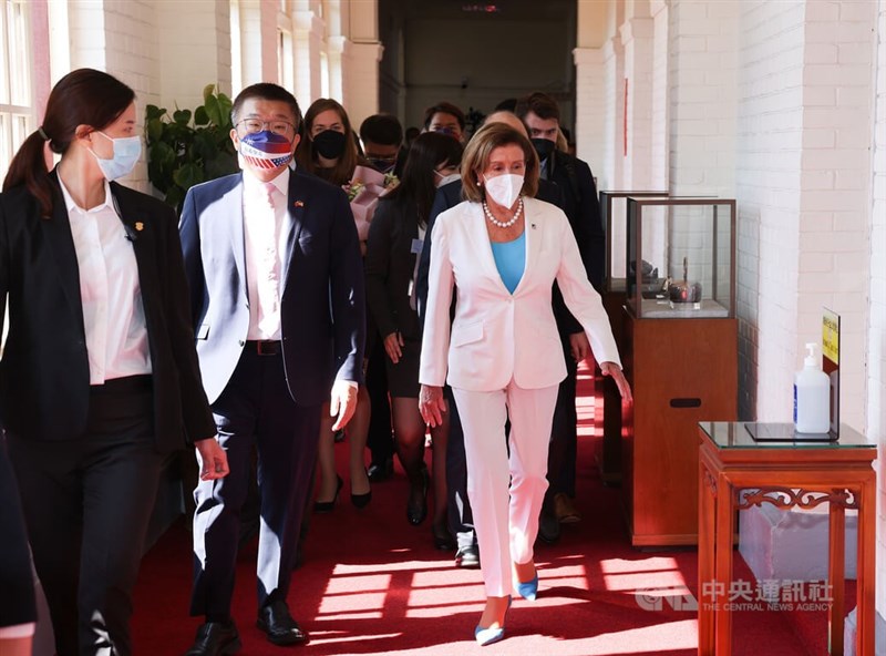 美國聯邦眾議院議長裴洛西(Nancy Pelosi)(前右)3日上午前往拜訪立法院,由立法院副院長蔡其昌(前右2)接見。中央社記者趙世勳攝 111年8月3日