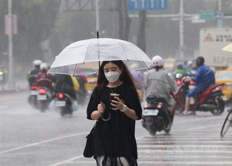氣象專家吳德榮表示，3日及4日兩天南台灣留意大雷雨及劇烈天氣。圖為2日台北市古亭街頭民眾撐傘快步過馬路。（中央社檔案照片）