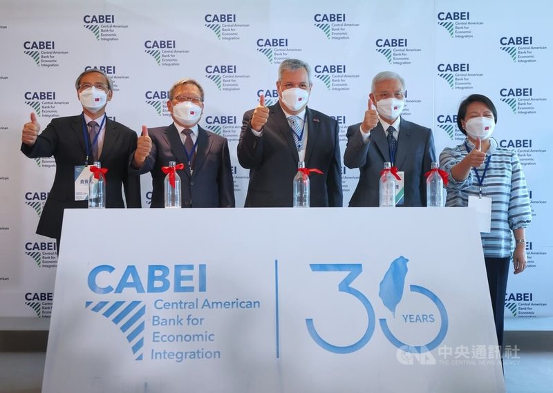 台灣加入中美洲銀行(CABEI)30週年暨駐台國家辦事處成立1週年慶祝活動,以及中美洲銀行與財政部共同記者會3日在台北101國際會議中心登場,中美洲銀行總裁摩西(Dante Mossi)(中)、財政部長蘇建榮(左2)、財政部政務次長阮清華(左1)、央行總裁楊金龍 (右2)與外交部主任秘書徐儷文(右1)出席。中央社記者王飛華攝 111年8月3日