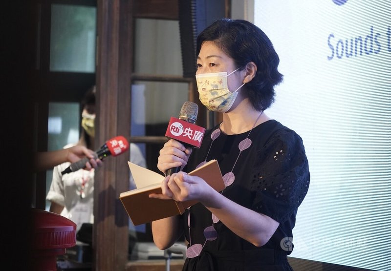 中央廣播電台3日在松山文創園區藝巷空間展場舉辦「移動的聲音狂想:跟著聲音明信片一起去旅行」全球徵件作品巡迴展開展記者會,旅居台灣多年的日籍作家栖來光出席,分享她對台灣及日本的聲音印象。中央社記者徐肇昌攝 111年8月3日