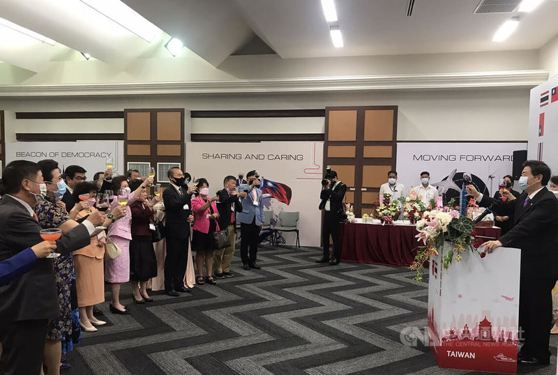 新任駐泰代表莊碩漢7月31日抵達泰國履新,3日在代表處內舉行到任茶會,邀請台商與會。圖為莊碩漢和僑胞台商們舉杯祝賀。中央社記者呂欣憓曼谷攝 111年8月3日
