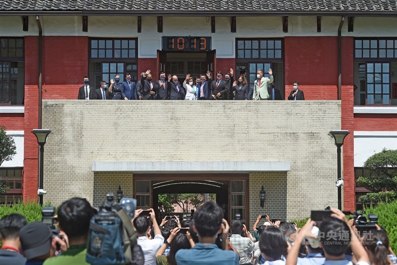 美國聯邦眾議院議長裴洛西(Nancy Pelosi)(中,白外套者)率團訪台,3日上午前往立法院與立法院副院長蔡其昌(前右5)及立法院朝野黨團總召會面,吸引大批媒體到場關注。中央社記者趙世勳攝 111年8月3日