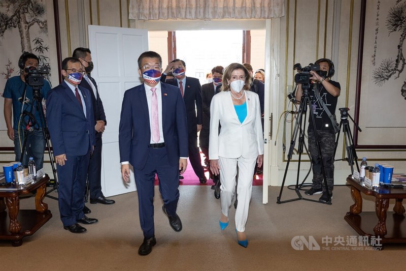 美國聯邦眾議院議長裴洛西(Nancy Pelosi)(前右)2日晚間抵台訪問,3日上午8時47分拜訪立法院;由立法院副院長蔡其昌(前左)接見。中央社記者趙世勳攝 111年8月3日