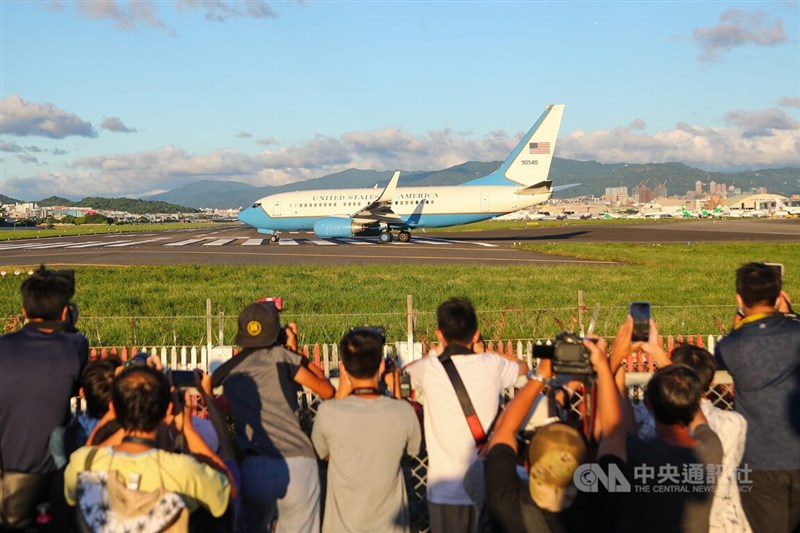 美國聯邦眾議院議長裴洛西3日傍晚搭乘行政專機離開台灣,松山機場外圍擠滿大批民眾捕捉這難得的一刻。中央社記者王騰毅攝 111年8月3日