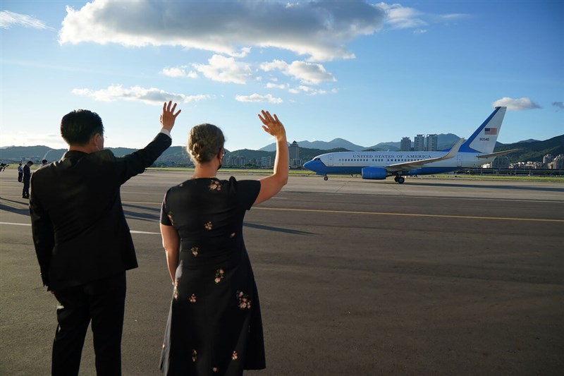 美國聯邦眾議院議長裴洛西(Nancy Pelosi)3日傍晚約6時搭乘行政專機離開台灣,外交部長吳釗燮(前左)代表政府前往松山機場送機,美國在台協會(AIT)處長孫曉雅(Sandra Oudkirk)(前右)也在現場陪同,兩人揮手目送專機啟航。(外交部提供)中央社 111年8月3日