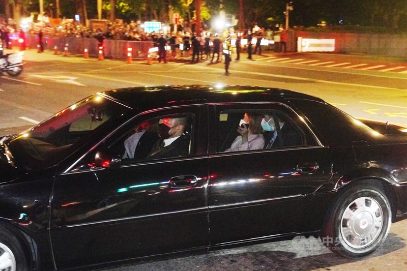 美國聯邦眾議院議長裴洛西(Nancy Pelosi)(車後右2)2日晚間抵達台北松山機場,一行人隨即入住君悅飯店,裴洛西在車內看著警戒線外的抗議與支持群眾。中央社記者裴禛攝 111年8月2日