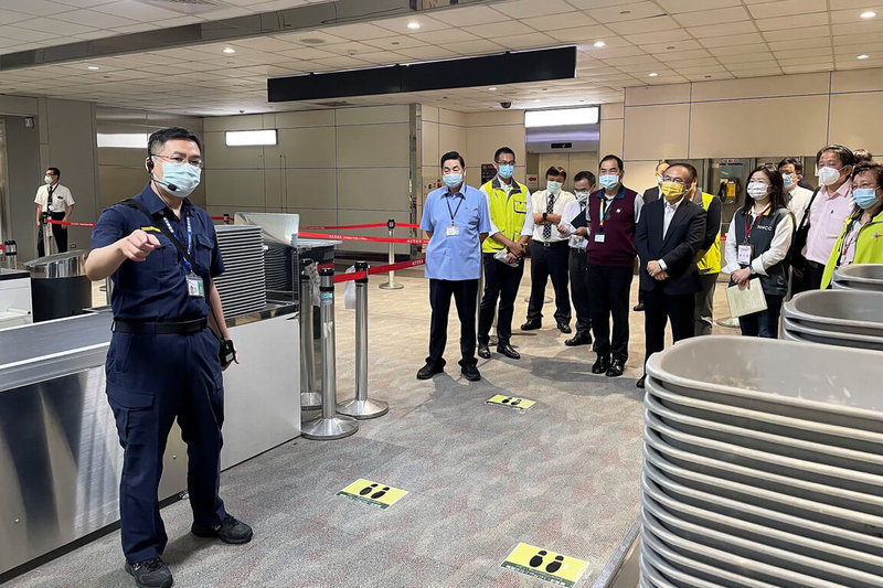 中央流行疫情指揮中心副指揮官陳彥伯(黃色口罩者)3日視察桃園國際機場,實地走訪先前容易壅塞的室內、外節點,了解現地狀況和討論解決方案,盼能有效解決入境與轉機旅客需求,提升機場營運效率,以因應未來邊境進一步開放。(桃園國際機場公司提供)中央社記者吳睿騏桃園傳真 111年8月3日