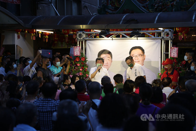 民進黨台北市長參選人陳時中（後白衣左）與同黨籍市議員李建昌（後白衣右）3日在內湖同台現身造勢，現場熱情支持者齊聚表達支持。中央社記者王飛華攝 111年8月3日