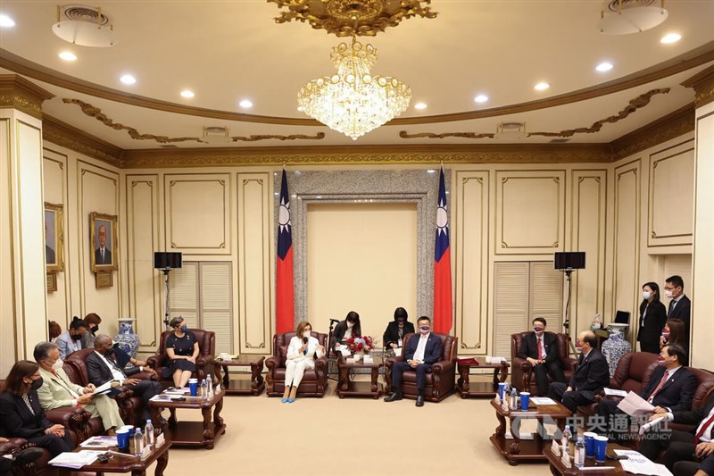美國聯邦眾議院議長裴洛西(Nancy Pelosi)(中左,白西裝)2日晚間率團抵台,3日上午拜訪立法院;由於立法院長游錫堃確診,因此由立法院副院長蔡其昌(中右,深藍西裝)代表立法院率四大黨團總召接待歡迎。中央社記者趙世勳攝 111年8月3日