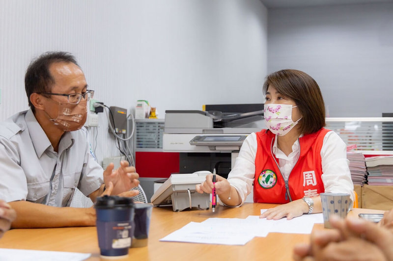 民進黨立委周春米(右)服務處表示,周春米及墾丁國家公園管理處、恆春鎮公所與屏東縣政府文化處文資所共同討論近年在鵝鑾鼻公園施工時發現的史前遺址保存問題,周春米爭取永久典藏場館,也希望今年底完成賣店區更新,盡快營運。(周春米服務處提供)中央社記者李卉婷傳真 111年8月3日