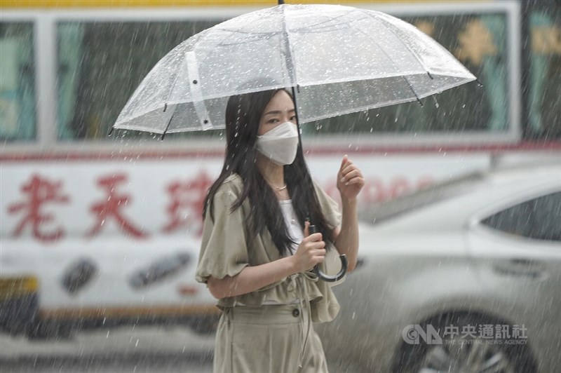氣象局表示，3日仍受低壓帶影響，主要是南台灣降雨較多。圖為2日台北市北投區通勤時間下起大雨，民眾撐傘遮擋。（中央社檔案照片）