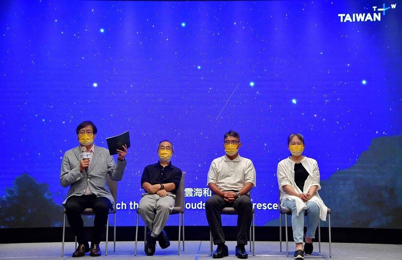 原創生態紀實節目「永遠永遠的福爾摩沙」製作團隊以「福爾摩沙」為出發點,記錄台灣特有種野鳥與星空美景,總製作人楊憲宏(左起)、生態紀錄片導演劉燕明、天文觀測家導演陳培堃、艾格音樂有限公司音樂及聲音總監黃馨瑩3日出席首映會。(TaiwanPlus提供)中央社記者葉冠吟傳真 111年8月3日