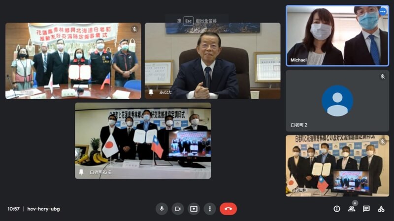 花蓮縣秀林鄉和北海道白老町3日舉行線上簽署友好交流協定儀式,駐日代表謝長廷(上中)在東京線上見證雙方簽約儀式。(駐札幌辦事處提供)中央社記者楊明珠東京傳真 111年8月3日