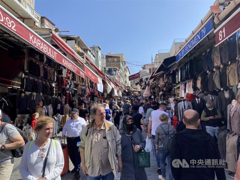 圖為4月27日伊斯坦堡歐洲區一處購物街。（中央社檔案照片)