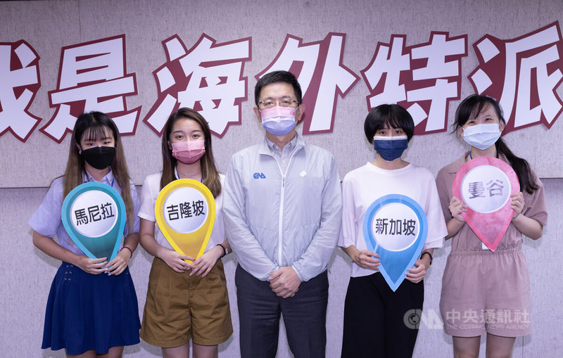 中央社第5屆「我是海外特派員」決選名單出爐,3日由社長張瑞昌(中)公布決選結果,評選出4名學員分別前往菲律賓馬尼拉、新加坡、馬來西亞吉隆坡、泰國曼谷等地實習。中央社記者趙世勳攝 111年8月3日