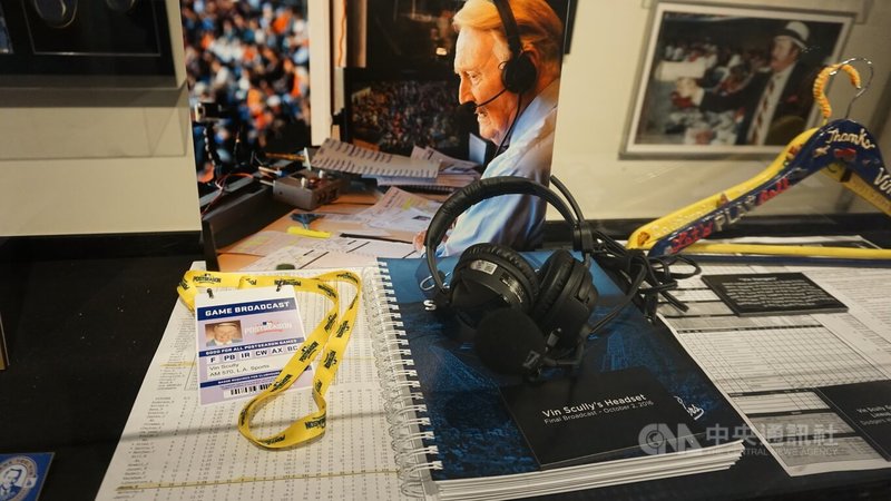 美國職棒洛杉磯道奇球場內，擺設傳奇播報員史卡利（Vin Scully）退役之前使用的耳機麥克風、採訪證與球賽紀錄本等文物向史卡利致敬。中央社記者林宏翰洛杉磯攝  111年8月3日