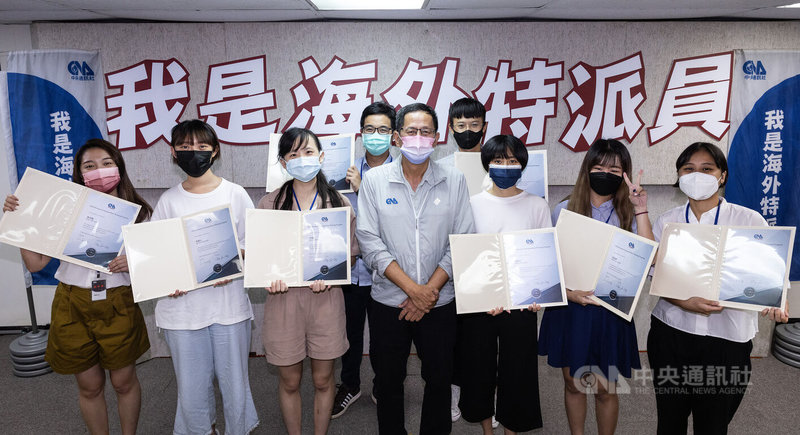 中央社第5屆「我是海外特派員」活動今年3月起在各大校園開跑,歷經口、筆試選出9人到社實習1個月,3日下午在台北公布最終決選結果後,中央社董事長劉克襄(中)也頒發實習證書給參與實習的學員們。中央社記者趙世勳攝 111年8月3日