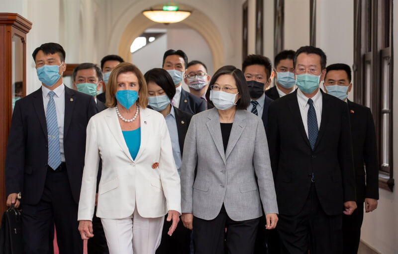 總統蔡英文(前右)3日接見美國聯邦眾議院議長裴洛西(前左)。(總統府提供)