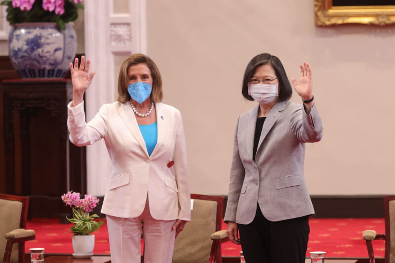 美國聯邦眾議院議長裴洛西（左）不畏北京威脅率團訪台，3日上午晉見總統蔡英文（右）。（總統府提供）