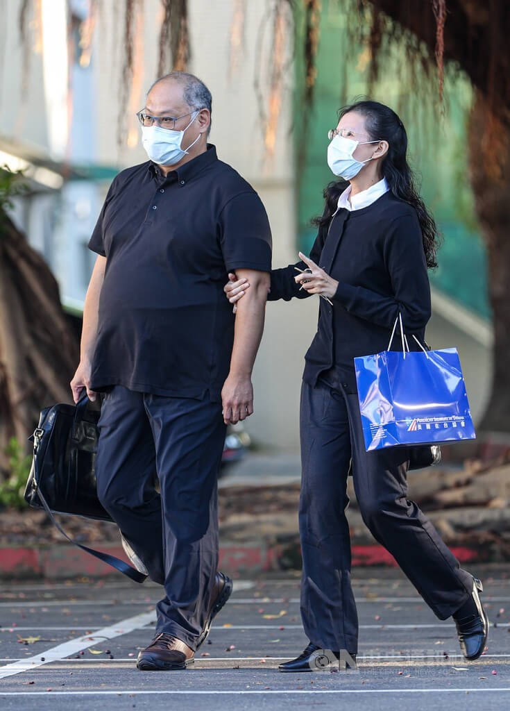 美國眾議院議長裴洛西率團訪台,3日下午並與台灣非政府組織工作者李明哲(左)等人會面,李明哲與妻子李凈瑜(右)會後一同離開。中央社記者鄭清元攝 111年8月3日